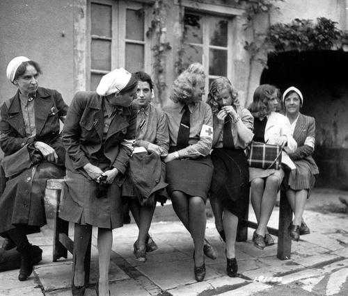 2-Captured-German-Nurses-In-Cherbourg